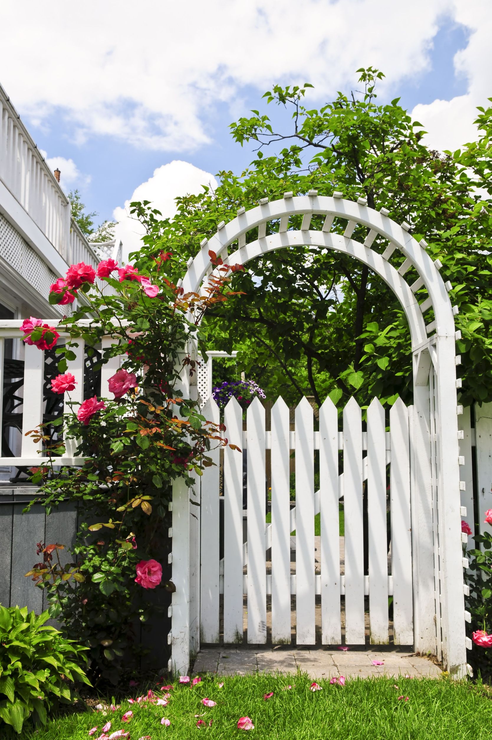 The Pros And Cons Of Vinyl Fences