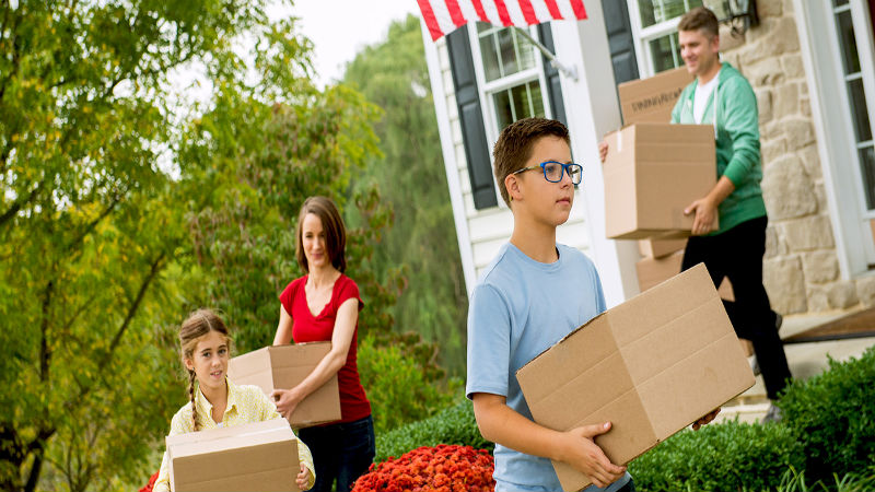 Choosing Between a Moving Company and Do It Yourself