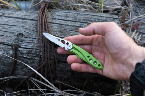 Advantages and Disadvantages of a Lightweight Folding Knife