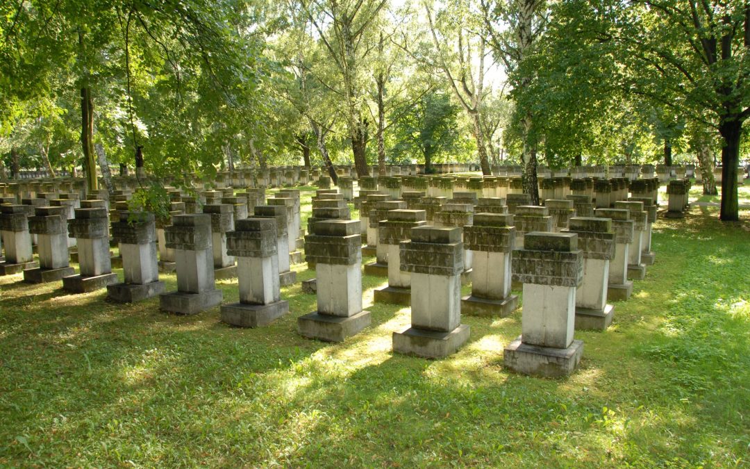 When a Traditional Monument in Louisville Is the Right Choice for Your Family